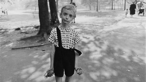 På siden. «Child with Toy Hand Grenade in Central Park, N.Y.C. 1962» er et av Diane Arbus mest kjente motiver. Felles for menneskene i Arbus’ bilder, er at de ofte befant seg i utkanten av samfunnet.
