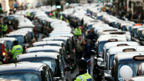 Forrige uke fikk Uber nye 15 måneders lisens til å drive virksomhet i London. Nå kan det vanke et storstilt gruppesøksmål fra tradisjonelle drosjesjåfører i den engelske hovedstaden.