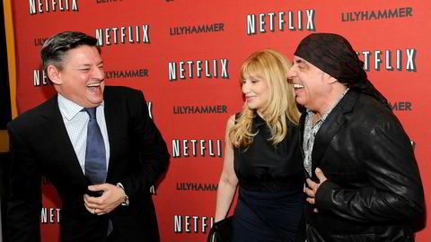 Innholdssjef Ted Sarandos i Netflix sier forholdet til NRK var anstrengt angående rettighetene til «Lilyhammer». Her sammen med hovedrolleinnehaver Steven Van Zandt og Maureen Van Zandt under premierevisningen av serien i New York i 2012.