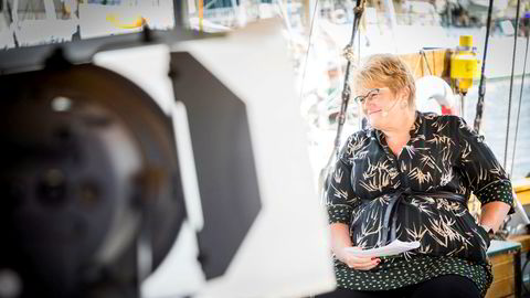 Eventyrminister Trine Skei Grande later ikke til å løfte blikket. Fra den kanten applauderes både pressestøtten og «P-gjengen» som deler den ut, skriver artikkelforfatteren.