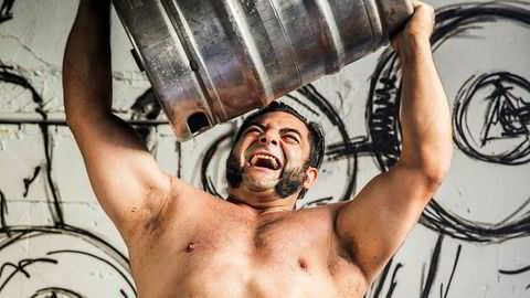 Keg-lift. Patrik Baboumian måtte spise nesten kontinuerlig da han var på sitt sterkeste, forteller han. Han har en verdensrekord i såkalt keg-lift, en av strongman-øvelsene.