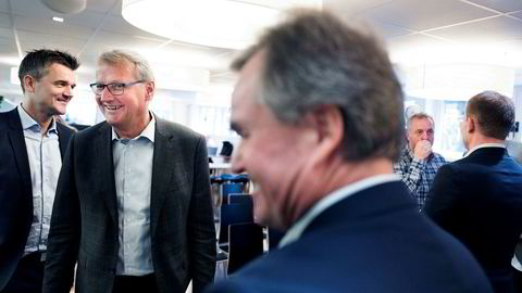 DNB-sjef Rune Bjerke (med briller) er også styreleder i Vipps og åpner for at mobilappen kan bli lansert i store markeder i Mellom-Europa. Her med Vipps-sjef Rune Garborg (til venstre) og konsernsjef Finn Haugan i Sparebank 1 SMN.