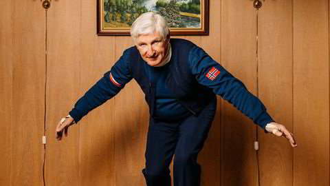 I strekkbukse. Bjørn Wirkola (74) får fortsatt på seg strekkbuksene han pleide å hoppe i. – Så hadde jeg på meg topplue. Det var vel noen som prøvde med motorsykkelhjelm, men den egnet seg dårlig