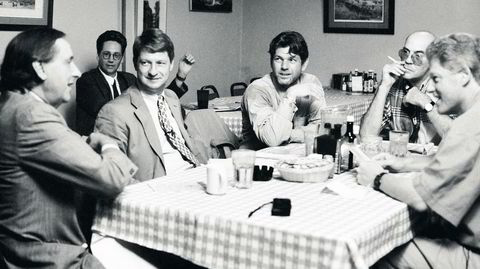 Politisk frikvarter. Jann Wenner (i midten) gjorde politikk trendy. I 1992 intervjuet han presidentkandidat Bill Clinton sammen med stjerneskribentene sine (fra venstre) William Greider, P.J. O'Rourke og Hunter S. Thompson.