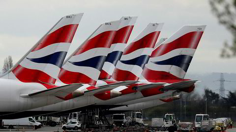 Fly fra British Airways står parkert på Heathrow utenfor London. Selskapet varsler at 12.000 stillinger kuttes. Foto: AP / NTB scanpix