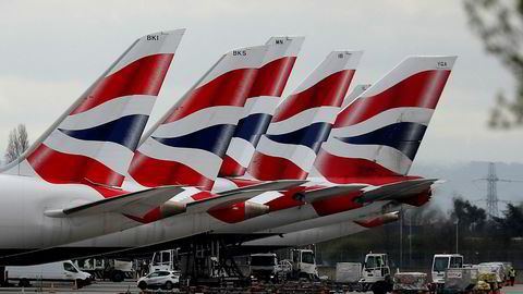 Fly fra British Airways står parkert på Heathrow utenfor London. Selskapet varsler at 12.000 stillinger kuttes. Foto: AP / NTB scanpix