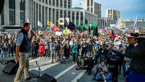 Alexei Navalnyj taler under en demonstrasjon i Moskva 30. april, en protest mot at russiske myndigheter stenger tilgangen til den populære meldingsappen Telegram.