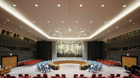 Sikkerhetsrådets sal med Per Krohgs maleri. Foto er hentet fra boken «Sikkerhetsrådets sal - Verdens viktigste rom».