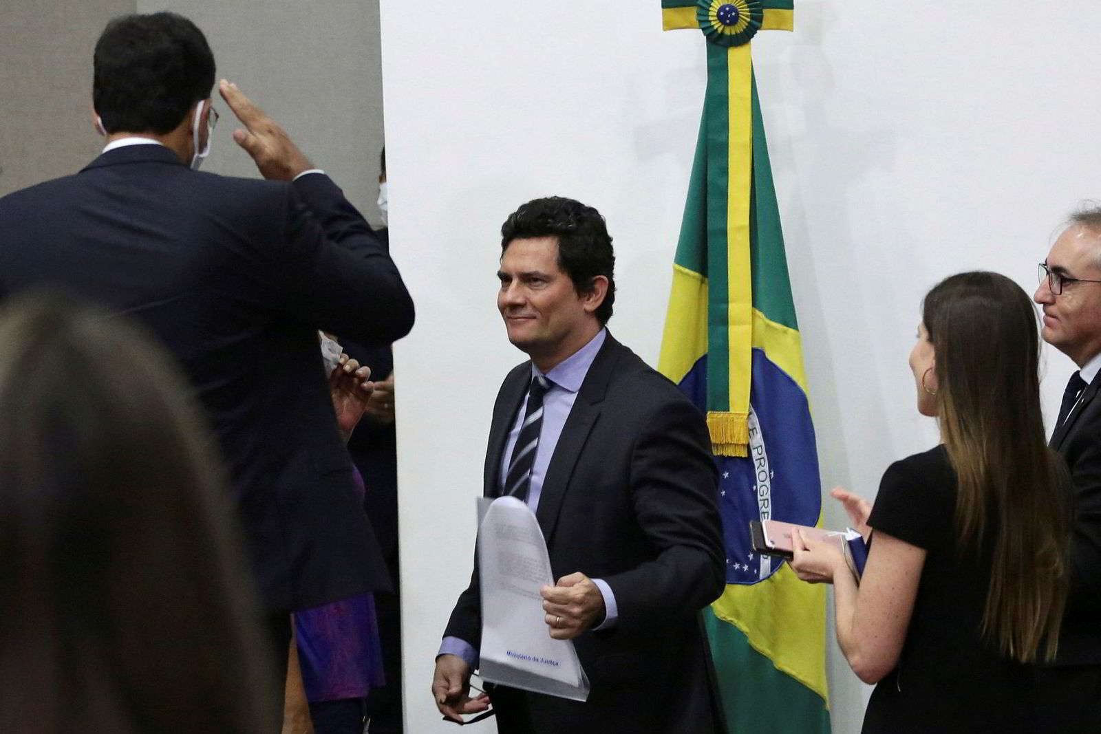 Brasils tidligere justisminister Sergio Moro ble klappet ut av kontoret av sine medarbeidere da han sa opp på fredag.
