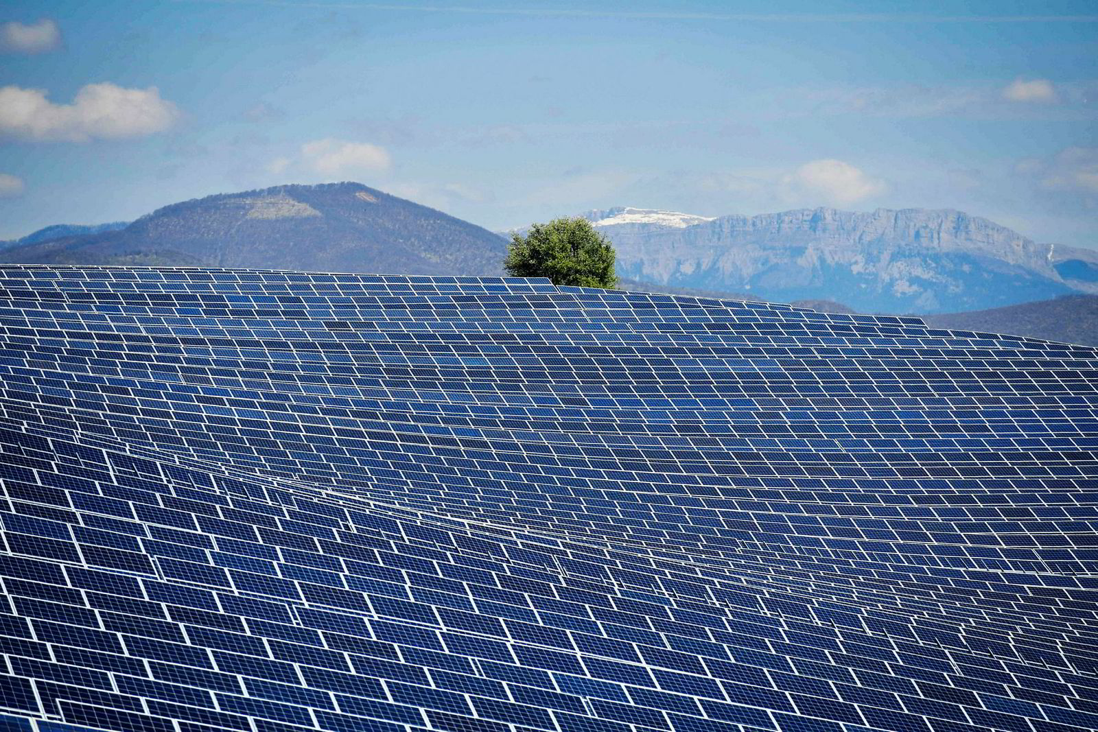 By 2050, the sun and wind will account for nearly half of global electricity production, up from 7% today, is waiting for the Bloomberg New Energy Finance analyst agency, which comes of a new solar park with 112,000 solar panels at La Colle des Mées in Provence.