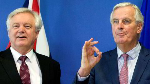 EUs sjefforhandler Michel Barnier (til høyre) foreslår en norsk lightløsning for Storbritannia. Her sammen med britenes brexitminister David Davis.