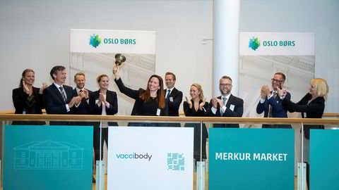 Gründer og vitenskapelig direktør Agnete Fredriksen i kreftvaksineselskapet Vaccibody ringer i bjellen i det selskapet ble notert på Merkur Market ved Oslo Børs onsdag.