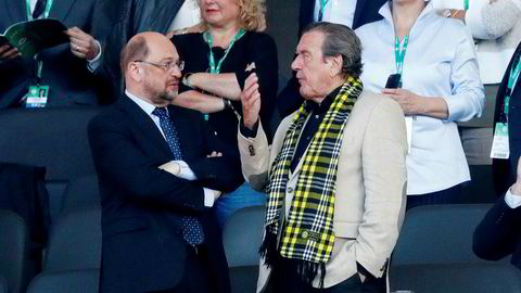 SPD-leder Martin Schulz (til venstre) og SPDs tidligere forbundskansler Gerhard Schröder på Olympiastadion i Berlin under den tyske cupfinalen i fotball i mai. (Eintracht Frankfurt–Borussia Dortmund 1–2).