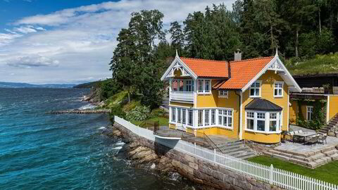 Prisen på «Exit»-hytta» Villa Granum ved Bunnefjorden utenfor Oslo er kuttet fra 45 til 39,5 millioner kroner. – Markedstilpasning, sier eiendomsmegler Simon Skjeldal Andresen i Sem &amp; Johnsen.