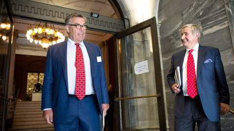 Stein Erik Hagen (til venstre) og familiens Canica selger alle sine aksjer i forbrukslånsbanken Komplett Bank til Christen Sveaas. Bildet er fra Eierskapskonferansen i 2016.