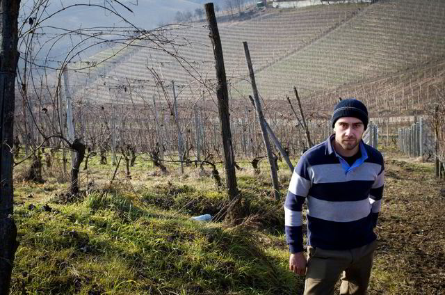 Vinprodusent Luca Roagna i sine vinmarker i Barbaresco i 2011.
