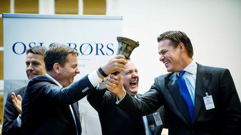 Borr Drilling-sjef Simon Johnson (i midten) deler bjelleringejobben under børsnoteringen med driftsdirektør Svend Anton Maier og finansdirektør Rune Magnus Lundetræ (til høyre). Alle har Seadrill-bakgrunn.