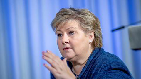 Statsminister Erna Solberg får kritikk av leger og sykepleiere etter å ha bestilt 1000 Petter Smart-respiratorer.