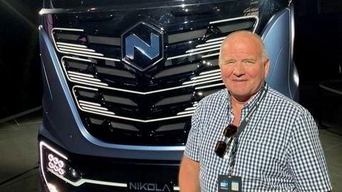 Rolf Olav Tenden foran en Nikola Tre på «Nikola World» i 2018. Han så lite som tydet på at selskapet var i ferd med å begynne produksjonen av funksjonelle hydrogenlastebiler.