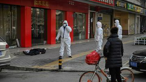 Antall dødsfall fra coronaviruset har økt kraftig denne uken. Bare på torsdag døde 42 mennesker ved kinesiske sykehus i Hubei-provinsen. Totalt er 212 mennesker bekreftet døde. En eldre mann kollapset og døde på en gate ved et sykehus i Wuhan på torsdag, ifølge nyhetsbyrået AFP.
