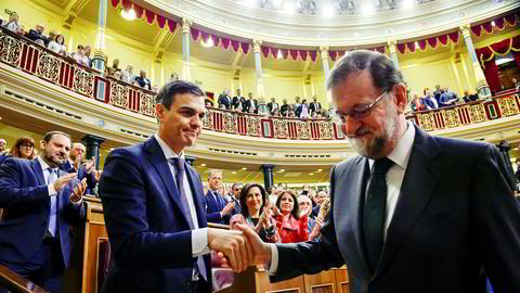 – Det har vært en ære. Lykke til videre, sa Mariano Rajoy (til høyre) fra talerstolen i parlamentet i Madrid, før han raskt trykket hånden til Spanias neste statsminister Pedro Sánchez og gratulerte.