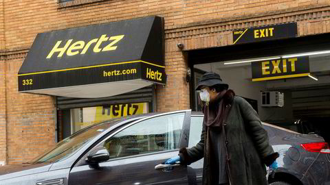 En lege i New York henter bil hos Hertz. Bilutleieren tilbød helsepersonell i New York gratis billån under den mest alvorlige perioden i koronautbruddet som rammet byen. Betalende kunder har det vært færre av.