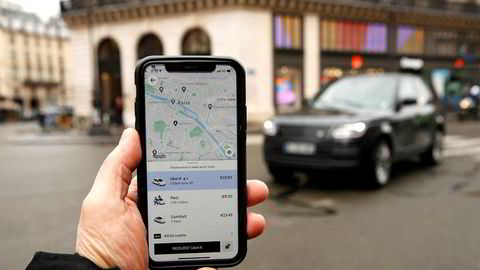 Sjåførene som benytter seg av vår app, er ikke forpliktet til å akseptere forespørsler. I tillegg er de heller ikke forpliktet til å kun benytte seg av Ubers app. De er sin egen sjef, skriver Ubers Robert Torvelainen i innlegget. Her ser vi Ubers app i bruk i Paris.