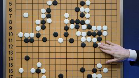 Bildet gjenskaper et spill mellom Go-spilleren Lee Sedol og en Google-utviklet supermaskin i Seoul.