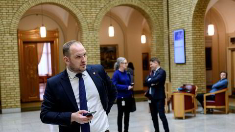 Jon Georg Dale har gått tilbake til Stortinget. Nå vil han ha Erna Solberg og Tina Bru på banen.