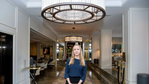 Det blir stadig stillere i resepsjonsområdet på det tradisjonsrike luksushotellet Continental i Oslo. Hotelldirektør Nina Brandanger må erkjenne at antall gjester nå er halvert og brorparten av rommene står tomme.
