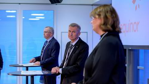 Granskningsrapporten fra PwC viser at 90 prosent av Equinors USA-nedskrivninger er knyttet til fallet i oljeprisene og 0,5 prosent var knyttet til administrative driftsproblemer, skriver Jarand Rystad. Her presenterer konsernsjef Eldar Sætre (fra venstre) og styreleder Jon Erik Reinhardsen rapporten sammen med PwC-partner Eli Moe-Helgesen.