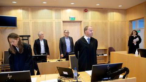 I retten var Brunstadstiftelsen representert ved styremedlem Tore Aslaksen (venstre bak) og styreleder Finn Åge Ødegård (høyre bak). Foran advokat Hans Ingvald Stensholdt og rettslig medhjelper Thea Killengreen. Dommer Cecilie Kvalheim på vei inn.