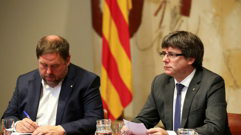 Catalnias president Carles Puigdemont (H) og visepresident Oriol Junqueras er tilstede på et ekstraordinært regjeringsmøte i Barcelona dagen etter den omstridte folkeavstemningen. REUTERS/Albert Gea