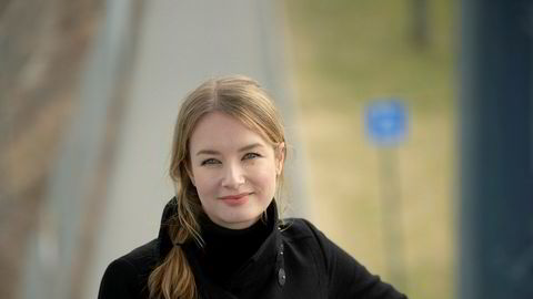 Advokat Charlotte Holmedal Gjelstad ber myndighetene kommer på banen for å hindre at mange næringsdrivende havner i momstrøbbel om de bidrar i koronadugnaden.