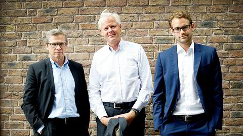 Norwegian Crystals har tapt 200 millioner kroner på silisiumsfabrikken i Glomfjord de siste to årene. Snart skal det snu, ifølge finansdirektør Erik Bjørstad (til høyre). Daglig leder Reidar Langmo til venstre og styreleder Tore Schiøtz i midten.