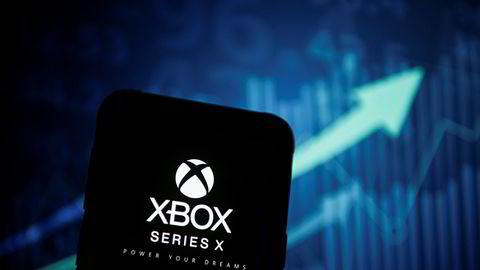 Spillkonsollene Playstation 5 og Xbox X forventes å være i salg mot slutten av 2020. Til tross for at Sony og Microsoft holder kortene tett til brystet om eksakt utgivelsesdato og veiledende pris, har enkelte nettbutikker begynt å signalisere hva forbrukeren kan vente seg å måtte betale.