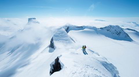 Brølende utsikt. Fra Sokse (2189 m.o.h.) ser Anne-May Slinning og Karsten -Gafle ned mot Bjørneskardet, hvor Høgruta pas-seres på turens siste dag. Til venstre ses den flate toppen på Storebjørn (2222 m.o.h.). Midt i bildet har toppen av Vesle-bjørn (2150 m.o.h.) tatt tåkehatten på.