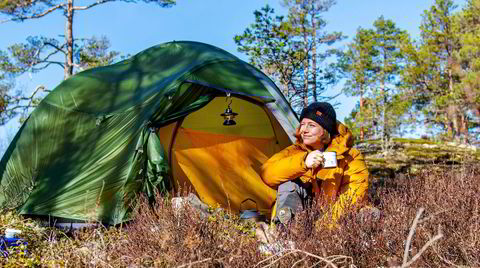 Psykolog og forfatter Johanne S. Refseth nyter en kaffe i solen. Naturen er for henne mer verdt enn terapi.