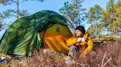 Psykolog og forfatter Johanne S. Refseth nyter en kaffe i solen. Naturen er for henne mer verdt enn terapi.