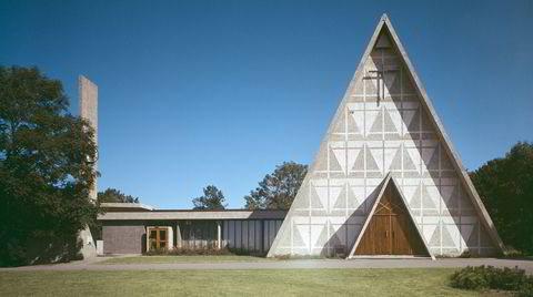 Ikke bare Y-blokk. Det var egentlig arkitekt Ove Bang som skulle ha bygget Bakkehaugen kirke, men etter han døde i 1942 tok Viksjø over og ferdigstilte kirken etter modifiserte tegninger. I dag er den en av hans mest kjente bygg.