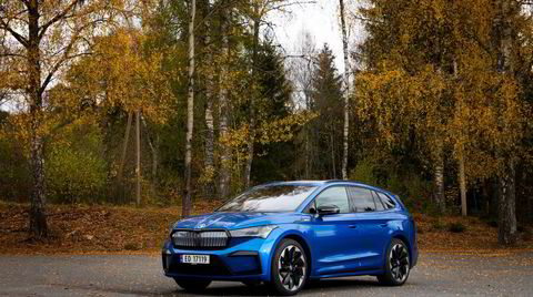 Skoda Enyaq er lekker i race blue metallic. Lyset i grillen kan ikke tvinges på, det er styrt av sensorer.