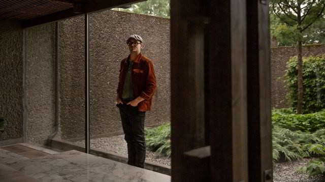 Petter Holmsen gikk undercover som gravferdskonsulent for å gjøre research til sin nye Netflix-serie (DN+) - Vimarsana News