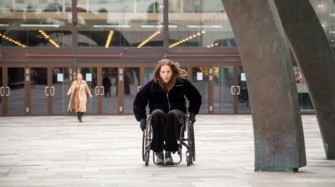 Fanny (Maria Austgulen) har havnet i rullestol etter en tur på byen, og fremstår som er masete, klengete og kynisk.