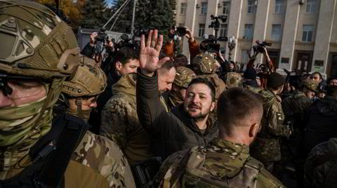 Ukrainas president Volodymyr Zelenskyj besøker den frigjorte byen Kherson mandag denne uken.