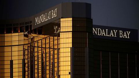 Fra de knuste vinduene på kasinohotellet Mandalay Bay skal Stephen Paddock ha skutt og drept 59 mennesker.