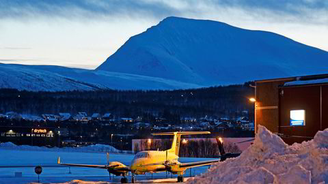 Babcock tok i juli over driften av alle ambulansefly i Norge. Selskapet har høstet kritikk for ikke å ha levert et godt nok tilbud i Nord-Norge.. Ambulansefly utenfor hangaren til Babcock i Tromsø.