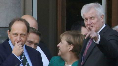 Tyskland statsminister Angela Merkel med lederne for FDP og CSU etter samtaler om en ny regjering. Hun skulle senere møte De grønne.