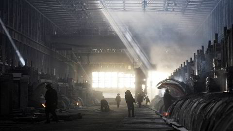 Samrøre. I et av verdens mest korrupte land, Tadsjikistan, ligger dette smelteverket for aluminium, som er den største enkelte bidragsyteren til landets økonomi. Hydro har forhandlet med politisk eksponerte personer for å få på plass avtaler med smelteverket. Foto: Nozim Kalandrov / Reuters / NTB Scanpix