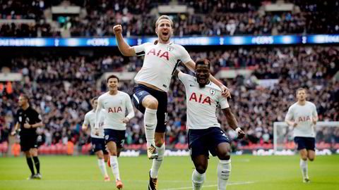 Premier Leagues toppscorer, Tottenham-spissen Harry Kane (midten), jubler sammen med lagkamerat Serge Aurier etter en scoring mot Liverpool tidligere i høst.