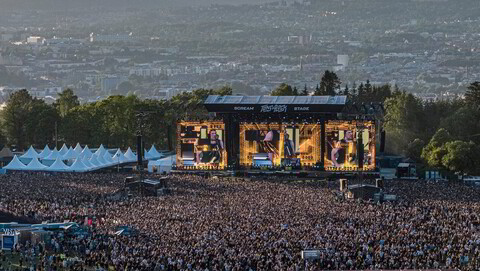 På toppen av Oslo finner man ikke Undergrunn, men verdens mest folkelige metalband, Metallica, foran 40.000 tilskuere.